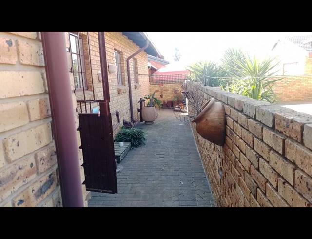 2 BEDROOM TOWNHOUSE FOR SALE IN EIKE PARK